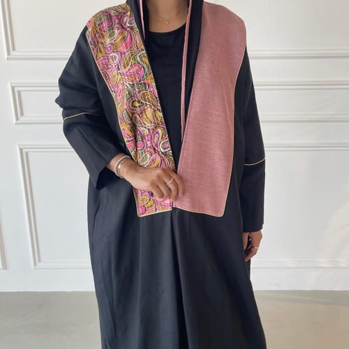 عباية لينن مع قطن مطرز | أسود و وردي