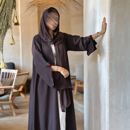 عباية كريب مكسر مع بروش بشكل كرز | بني