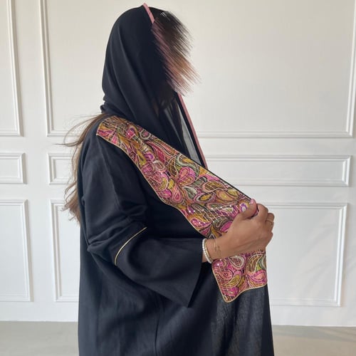 عباية لينن مع قطن مطرز | أسود و وردي