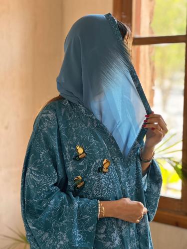 عباية قطن مع بروش بشكل نحلة | تركواز