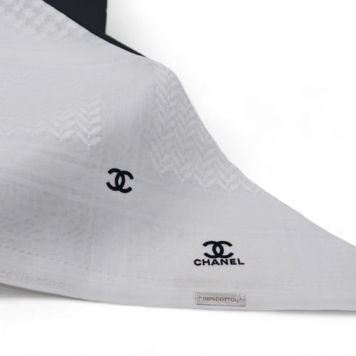 شماغ شانيل ابيض