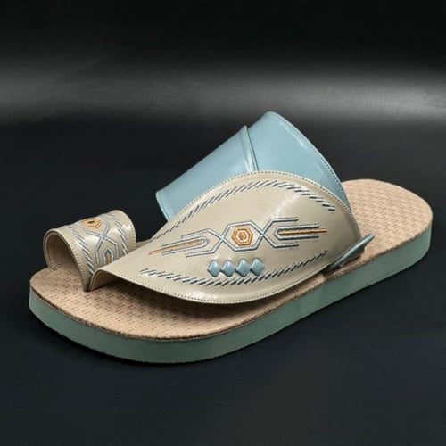 حذاء شرقي مطرز