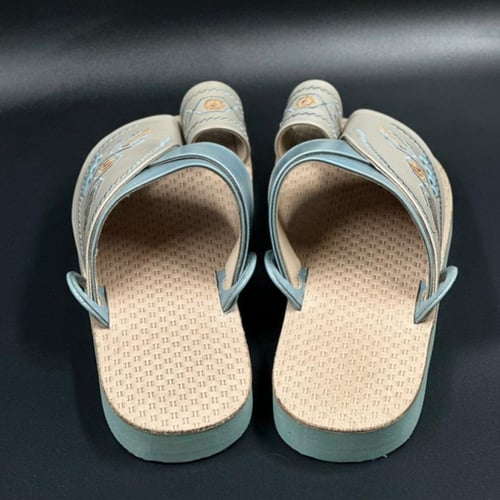 حذاء شرقي مطرز