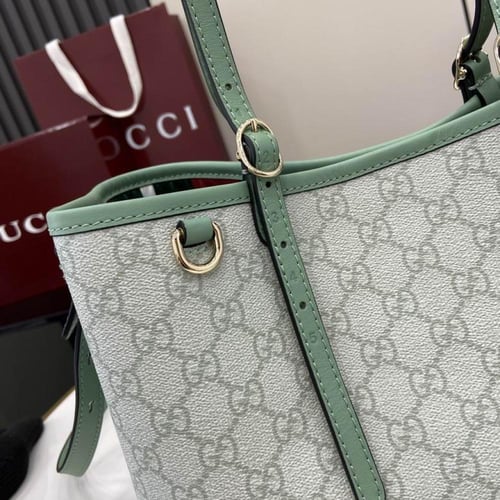 شنطة توت جوتشي متوسطة G G Emblem Medium Tote