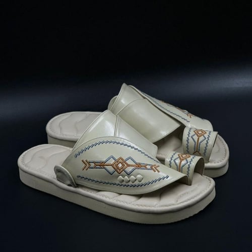 حذاء شرقي مطرز