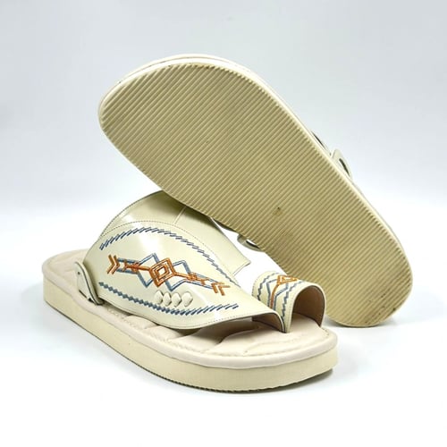 حذاء شرقي مطرز