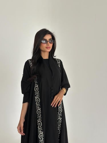 عبايه كريب دبل كلوش بكلفه مطرزه