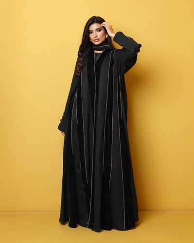 عباية مخمل و كريب مطرزه بقيطان ذهبي مطفي