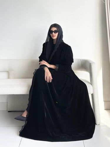 عباية بليزر مخمل دانتيل الأميرة