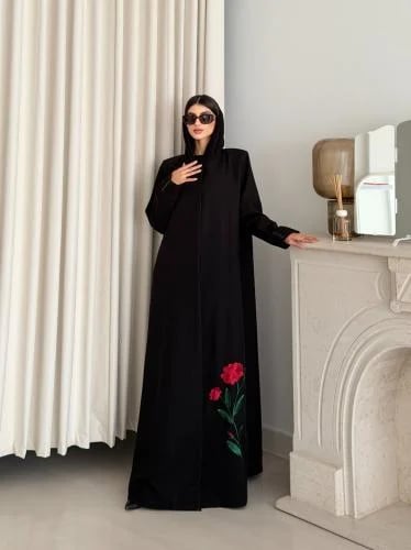 عباية كريب فاخرة باللون الأسود تتميز بلمسة أنثوية ناعمة مع وردة مطرّزة