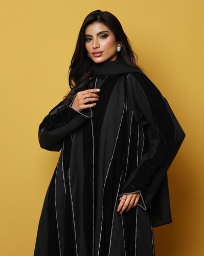 عباية مخمل و كريب مطرزه بقيطان فضي