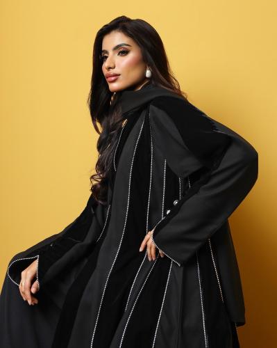 عباية مخمل و كريب مطرزه بقيطان فضي