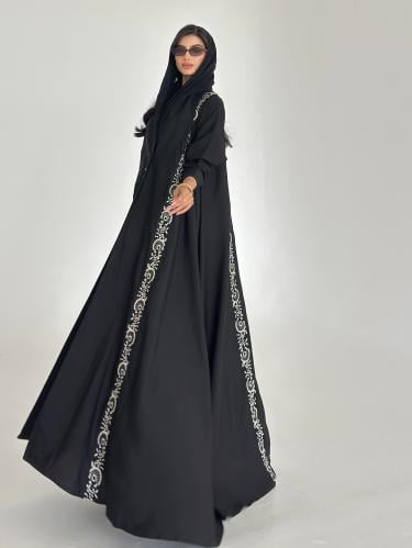 عبايه كريب دبل كلوش بكلفه مطرزه