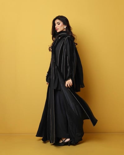 عباية مخمل و كريب مطرزه بقيطان ذهبي مطفي