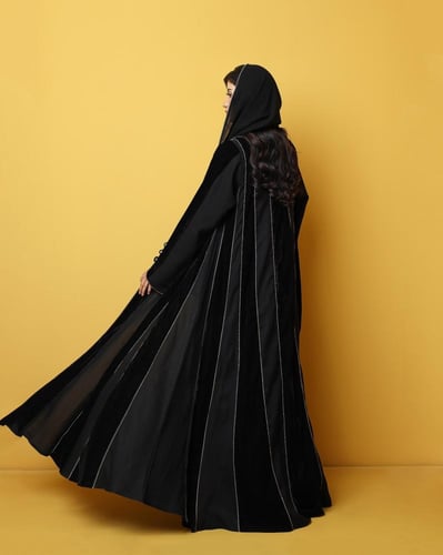 عباية مخمل و كريب مطرزه بقيطان ذهبي مطفي