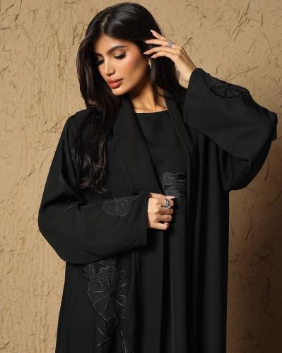 عبايه كريب ناعم مطرزه شامل فستان و طرحه بنفس التطريز
