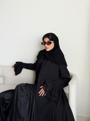 بليزر اسود باكمام انثويه و اطراف دانتيل