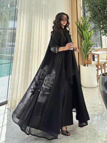 عبايه شيفون مبطن اسود برسمة ورود ناعمه مبطن