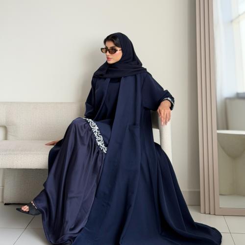 عباية و فستان باللون الكحلي الفاخر بخامه صيفيه و لمسة انثويه