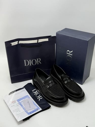 لوفر رسمي من Dior - تصميم اسود كلاسيك مع نقش مميز