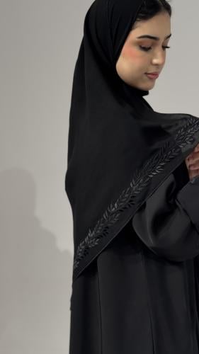 Embroidered headscarf with long edge