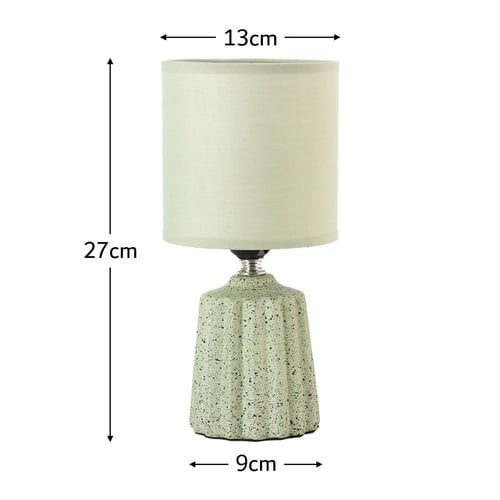 أباجورة طاولة أنيقة مع إضاءة خافتة