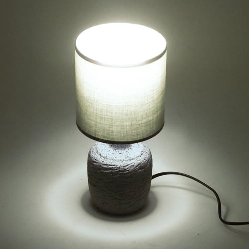 أباجورة طاولة أنيقة مع إضاءة خافتة