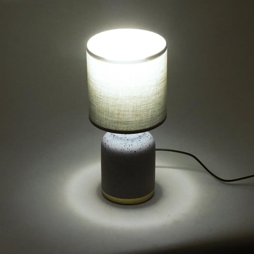 أباجورة طاولة بتصميم عصري وإضاءة أنيقة