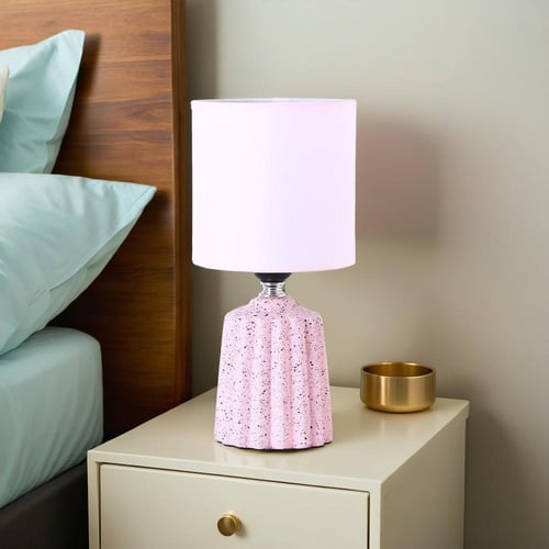 أباجورة طاولة أنيقة مع إضاءة خافتة