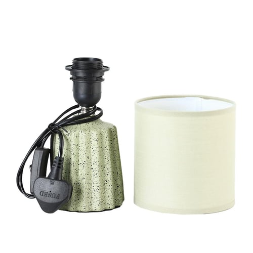 أباجورة طاولة أنيقة مع إضاءة خافتة