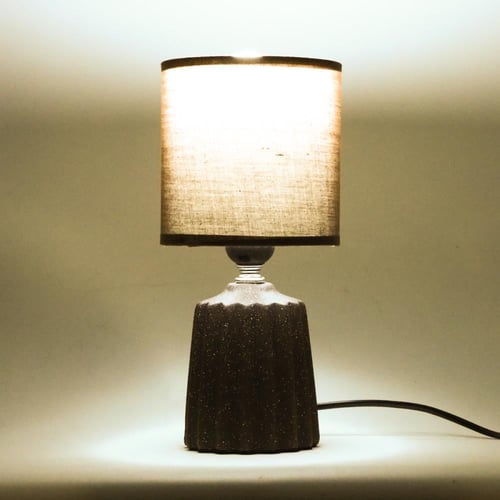 أباجورة طاولة أنيقة مع إضاءة خافتة