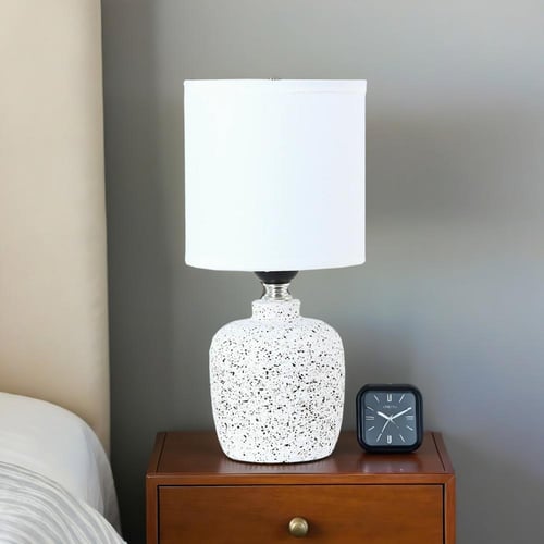 أباجورة طاولة أنيقة مع إضاءة خافتة