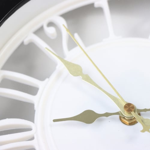 ساعة حائط مودرن بتصميم مرايات مثلثة الشكل لون أسود