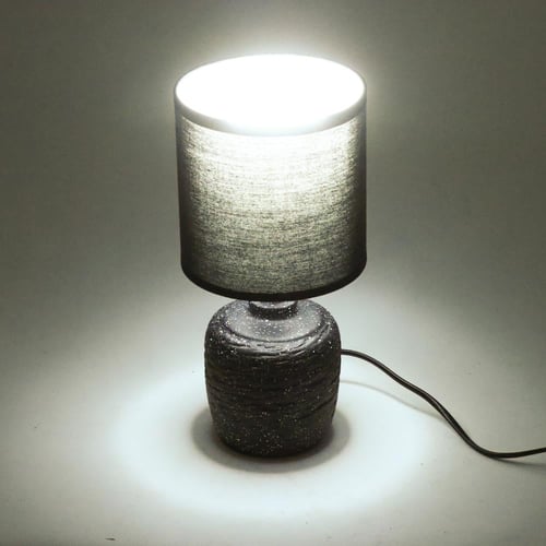 أباجورة طاولة أنيقة مع إضاءة خافتة