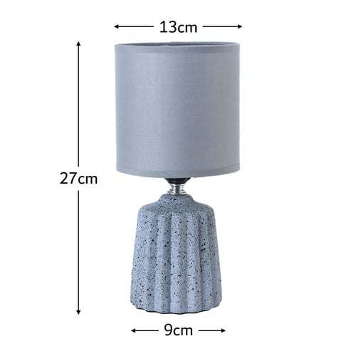 أباجورة طاولة أنيقة مع إضاءة خافتة