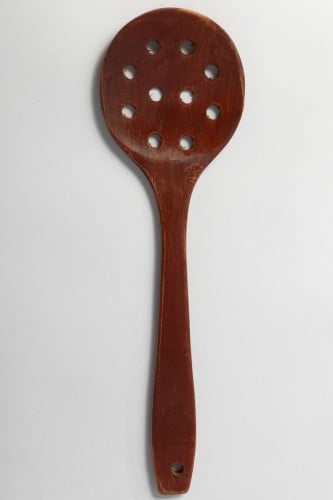 ملاعق خشبية بفتحات