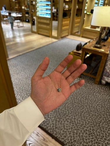 سلسال نسائي انيق توري بورش