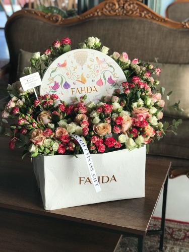 شوكلت حلا فهدة مع ورد على الكيس