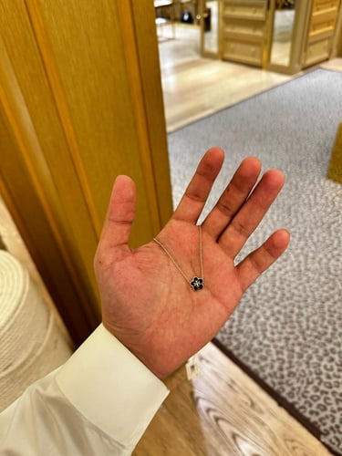 سلسال نسائي انيق توري بورش