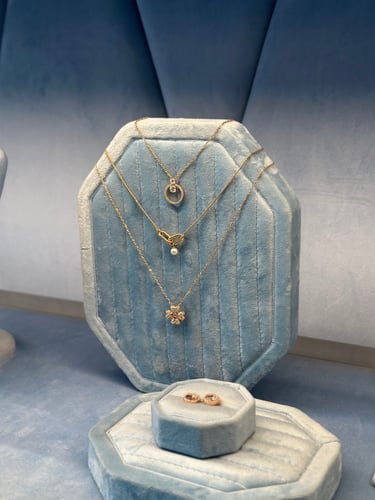 سوارفسكي حلق وسلسال مع ورد احمر