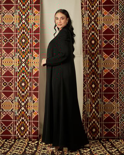 عباية سوداء كريب كوري كلوش بأزرار وأكتاف كسر