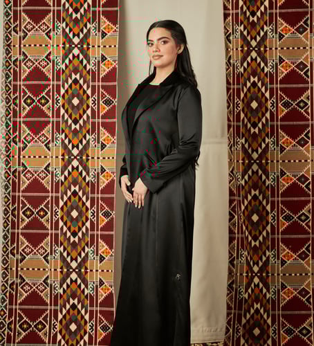 عباية تفته سوداء بجيوب وياقة