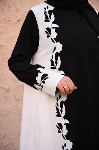 عباية كريب سوداء بتطريز ابليكه مفرغ