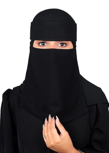 نقاب مقوى وسط بمطاط مائل بشعار MT