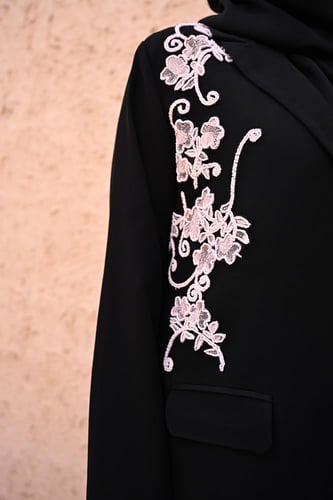 عباية بليزر كريب سوداء بتطريز امامي باللون الوردي