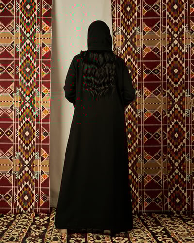 عباية سوداء كريب ناعمة بجيوب أمامية