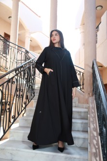 عباية سوداء كريب مطرزة بخيوط بيضاء