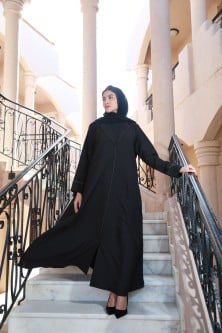 عباية سوداء كريب مطرزة بخيوط صفراء