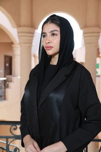 عباية سوداء كريب فاخرة بتطريز أمامي عودي