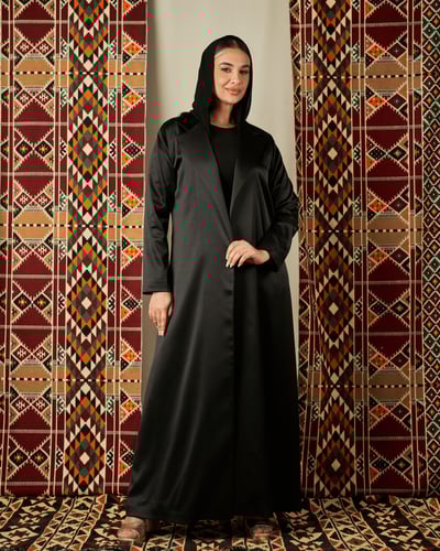 عباية سوداء تفته بياقة